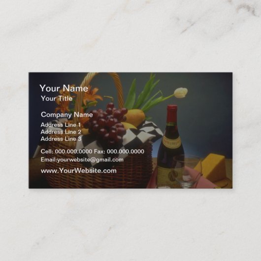 Gele picknickmand met wijn, kaas, brood en visitekaartje (Voorkant)
