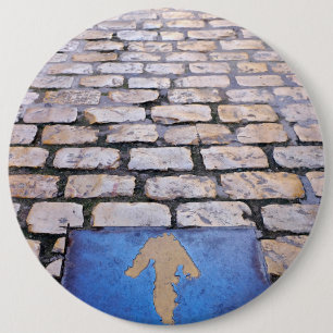 Gele pijl ronde button 6,0 cm