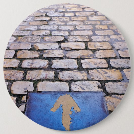 Gele pijl ronde button 6,0 cm (Voorkant)