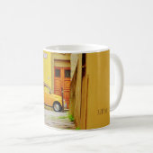 Gele pistoia fiat in een Tight Alley, Mok (Voorkant rechts)