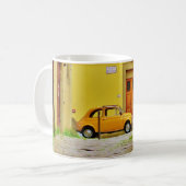 Gele pistoia fiat in een Tight Alley, Mok (Voorkant links)