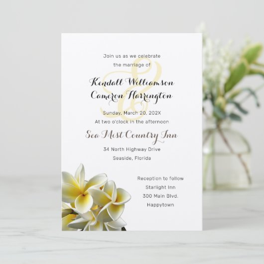 Gele Plumeria Bloemen Bruiloft Uitnodiging (Staand voorkant)