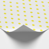 Gele poka dot op witte grote ruimte cadeaupapier (Hoek)