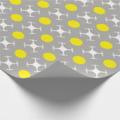 Gele polka-punten en drone cadeaupapier (Hoek)