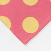 Gele polka-punten op koraal fleece deken (Hoek)