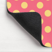 Gele polka-punten op koraal muismat (Hoek)