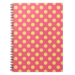 Gele polka-punten op koraal notitieboek
