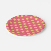 Gele polka-punten op koraal papieren bordje (Gekanteld)