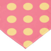 Gele polka-punten op koraal tafelkleed (Gekanteld)
