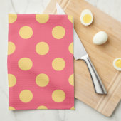 Gele polka-punten op koraal theedoek (Quarter Fold)