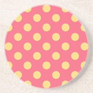 Gele polka-punten op koraal zandsteen onderzetter