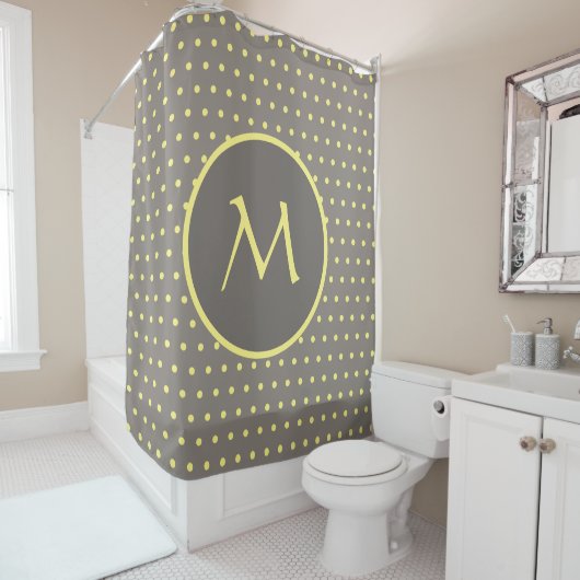 Gele polka-stippen monogrammed grijs douchegordijn (In situ)