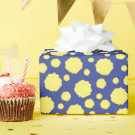 Gele polka stippen op blauw inpakpapier