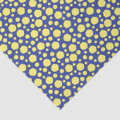 Gele polka stippen op blauw tissuepapier (Detail)