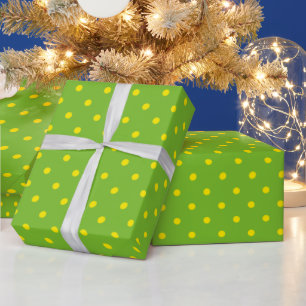 Gele polka stippen op een groene achtergrond. cadeaupapier