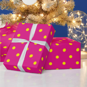 Gele polka stippen op een magenta roze achtergrond cadeaupapier