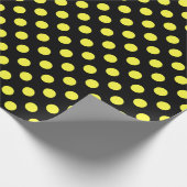 Gele polka-stippen op zwarte achtergrond cadeaupapier (Hoek)