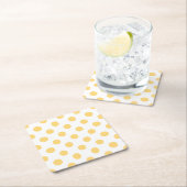 Gele polkadots kartonnen onderzetters (Insitu)