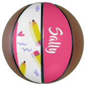 Gele potloden en schubbels op wit basketbal (Verticaal)