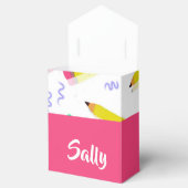 Gele potloden en schubbels op wit bedankdoosjes (Geopend)