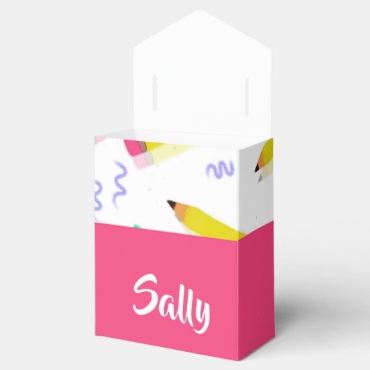 Gele potloden en schubbels op wit bedankdoosjes (Geopend)