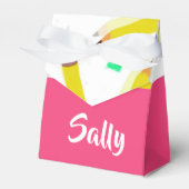 Gele potloden en schubbels op wit bedankdoosjes (Voorkant Zijde)