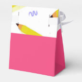 Gele potloden en schubbels op wit bedankdoosjes (Achterkant)