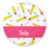 Gele potloden en schubbels op wit keramische knop (Voorkant)