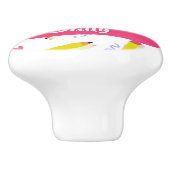 Gele potloden en schubbels op wit keramische knop (Zijkant)