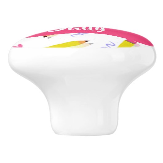 Gele potloden en schubbels op wit keramische knop (Zijkant)