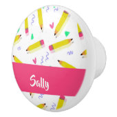 Gele potloden en schubbels op wit keramische knop (Rechts)