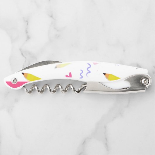 Gele potloden en schubbels op wit kurkentrekker (Achterkant)