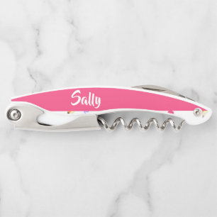 Gele potloden en schubbels op wit kurkentrekker