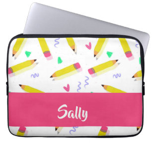 Gele potloden en schubbels op wit laptop sleeve