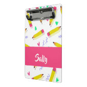 Gele potloden en schubbels op wit mini klembord (Angled2)