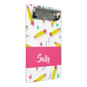 Gele potloden en schubbels op wit mini klembord (Schuin)