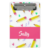 Gele potloden en schubbels op wit mini klembord (Voorkant)