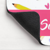 Gele potloden en schubbels op wit muismat (Hoek)