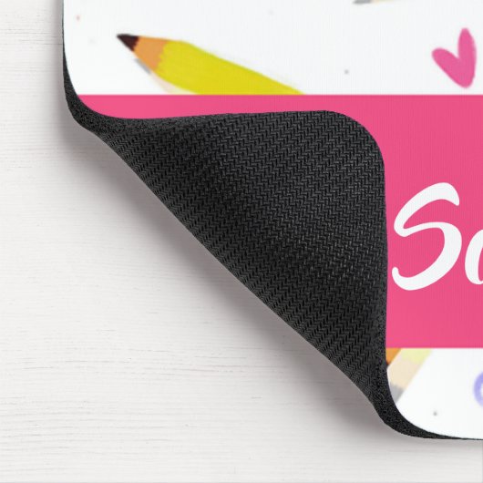 Gele potloden en schubbels op wit muismat (Hoek)