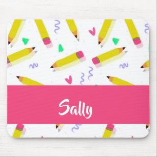 Gele potloden en schubbels op wit muismat