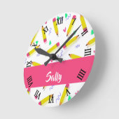 Gele potloden en schubbels op wit ronde klok (Hoek)