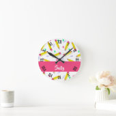 Gele potloden en schubbels op wit ronde klok (Huis)