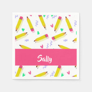 Gele potloden en schubbels op wit servet