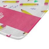 Gele potloden en schubbels op wit snijplank (Hoek)