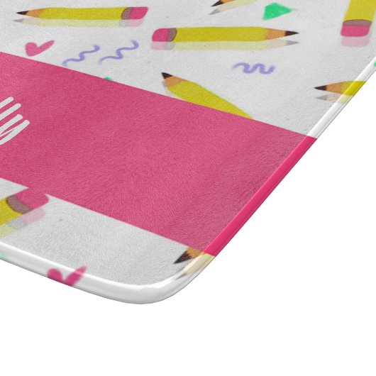 Gele potloden en schubbels op wit snijplank (Hoek)