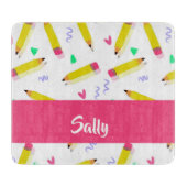 Gele potloden en schubbels op wit snijplank (Voorkant)