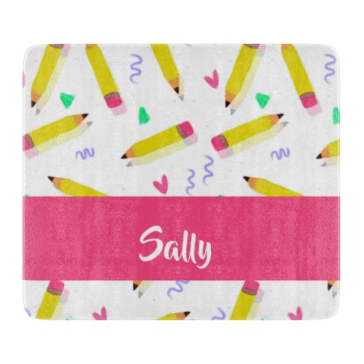 Gele potloden en schubbels op wit snijplank (Voorkant)