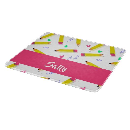 Gele potloden en schubbels op wit snijplank (Hoek)