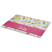 Gele potloden en schubbels op wit snijplank (Hoek)