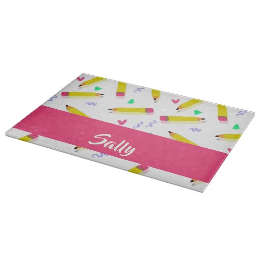 Gele potloden en schubbels op wit snijplank (Hoek)